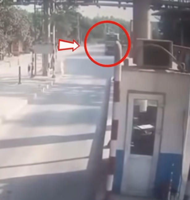 VIDE-O Ôto tải chút thì húc sập trạm thu phí Cầu Lường, Lạng Sơn