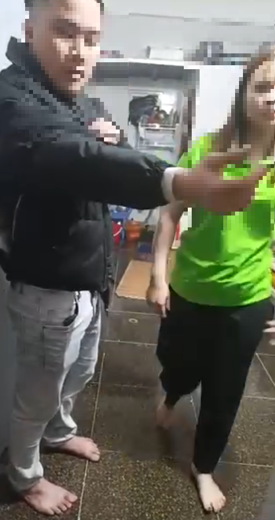 Đắng lòng : Chồng đến thăm vợ thì được món quà bất ngờ … vide-0