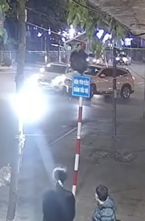 2 ô tô var nhau nhưng lạ chỗ là không ai xuống xe bắt đền mà đường ai nấy đi luôn 🤣