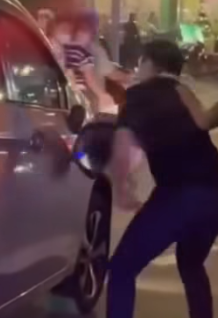 Vide-o  🆘 Rồi, rồi, xong rồi…Khởi tố đối tượng gây rối trật tự công cộng, làm hưhỏng tài sản của tài xế xe công nghệ tại phường Hạnh Thông, Thành phố Hồ Chí Minh 👇