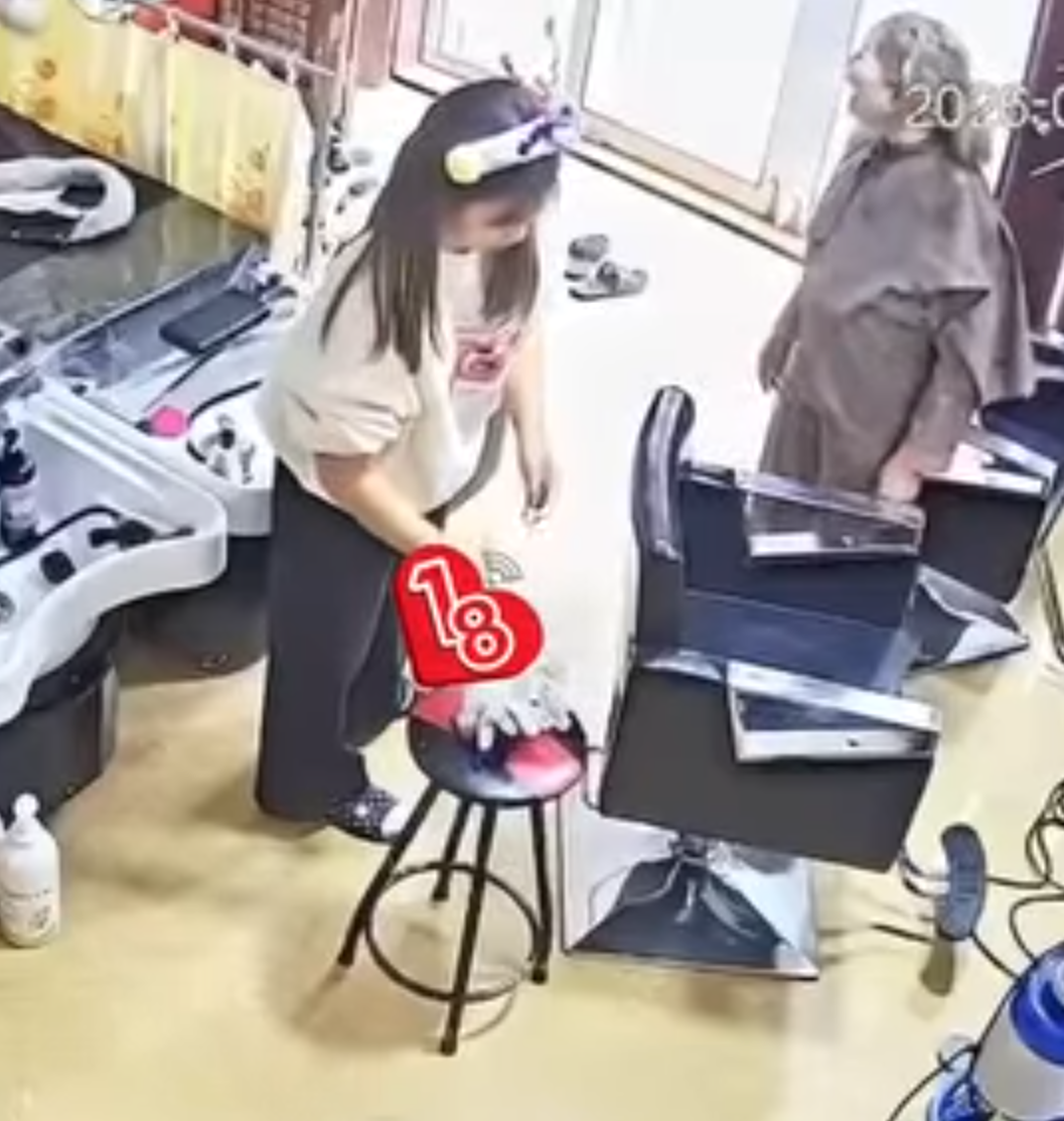 VIDE-O Bà cô ngồi làm tóc thì thấy 1 cô gái trẻ đi vào trong tiệm,  Vụ việc ở Nam Định 🙂bà cô yêu cầu cô gái trẻ nhìn thấy mình là phải chào kể cả không quen biết và cái kết