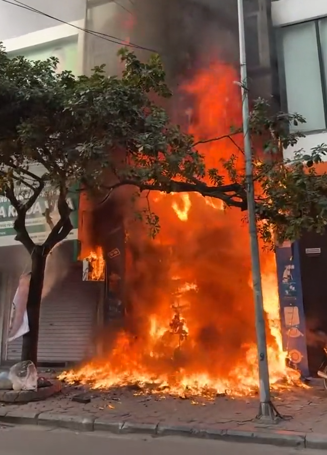 VIDEO Cháy nhà 7 tầng trên phố Lê Lợi (Hà Đông, Hà Nội)