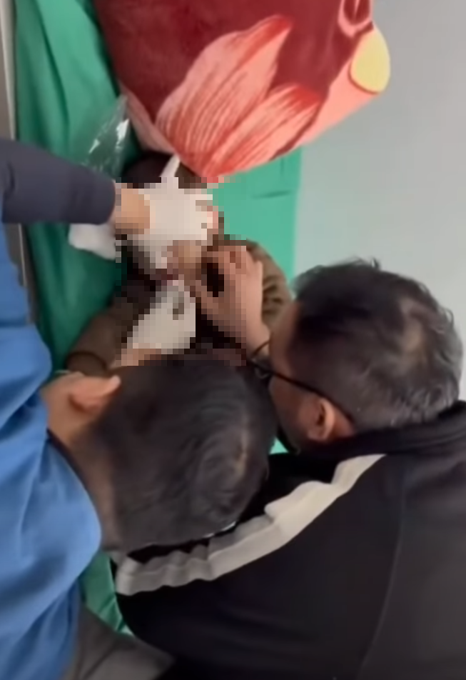 VIDEO giây phút chạy đua với tử thần cứu BÉ TRAI 15 THÁNG TUỔI BẰNG PHƯƠNG PHÁP HEIMLICH do hóc dị vật