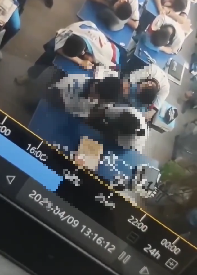 VIDE-0 Cả lớp ngủ trưa mà 2 cháu thức làm gì đó …