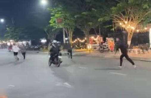 VIDE-O MÀN HỖN CHIẾN CỦA 1 NHÓM THANH NIÊN