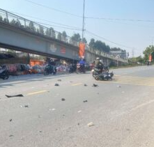 Tai nạn xe máy tại My Điền 2, Bắc Giang cũ 1 biển xe 12 và 1 xe biển 98 2 người gẫy chân rất nặng