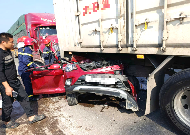 VIDE-0 TNGT Kỳ Anh, Hà Tĩnh 3 người trên xe được cứu ra an toàn, tài xế bị khá nặng …