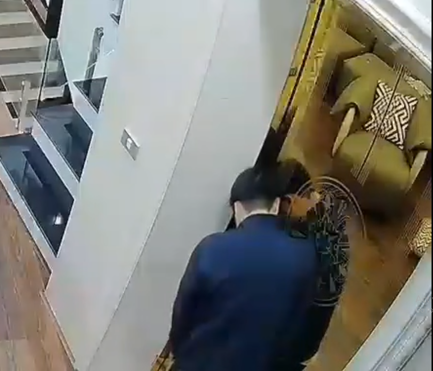 VIDE-0 CẢNH người Bố chỉ đang rửa thang máy thôi mà…