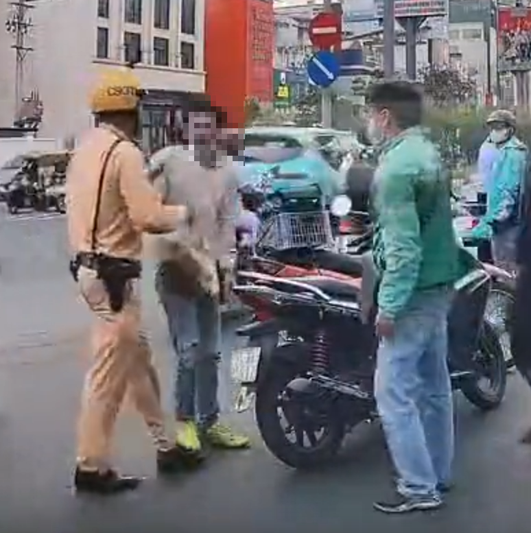 VIDE-0 Hai người đàn ông câ`m nón bảo hiểm 👊 nhau tại giao lộ ở TPHCM và cái kết …