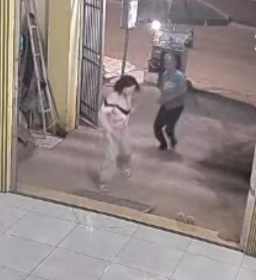 VIDEO Người đàn ông Cầm hung khí vào tận nhà hanhhung người phụ nữ không thương tiếc