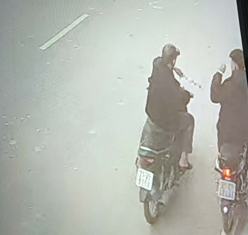 VIDE-0 Lào Cai: Thanh niên thủ sẵn 🔪 đi xe máy chờ sẵn rồi đuổi theo 1 thanh niên khác để  🔪
