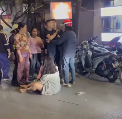 VIDE-0  người đàn ông hanhhung vk con giữa phố..