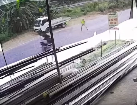 Quảng Trị: đi xe máy k:ẹ::p 3 t~0nq CSGT v@ng hàng chục m, g~ãy 🦵 😰