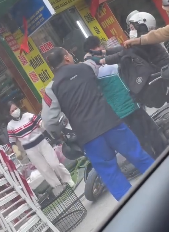 NGƯỜI ĐÀN ÔNG TƯƠNG TÁC TỚI TẤP EM HỌC SINH TẠI KÊNH LIÊM (HẠ LONG CŨ)