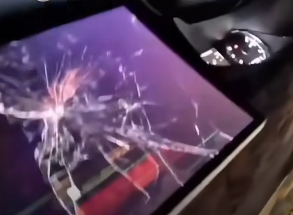 Lái xe không cho hút thuốc trên xe, người đàn ông hanhhung rồi đạp phá