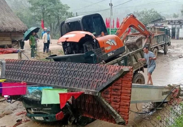 CHUYẾN XE ĐỊNH MỆNH TUỔI 20: NGƯỜI RA ĐI, NGƯỜI Ở LẠI KHÓC NGHẸN GIỮA TRỜI MƯA