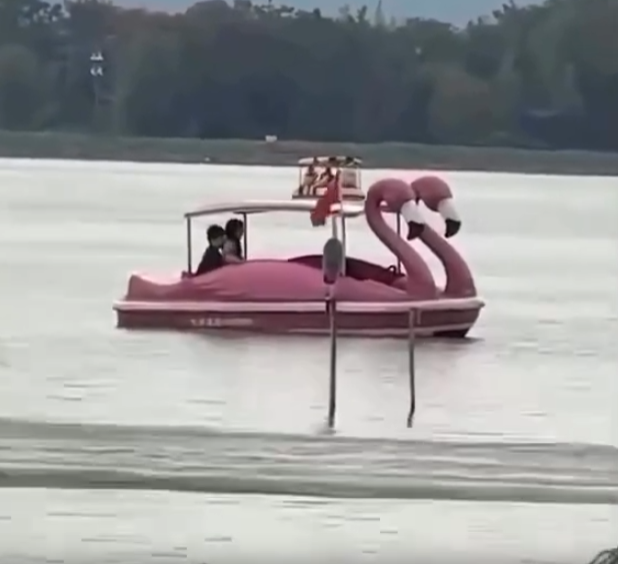 Xót xa cảnh 2 bạn trẻ đi đạp vịt bị mắc kẹt giữa hồ, phải hùng hục sửa thuyền để quay lại bờ