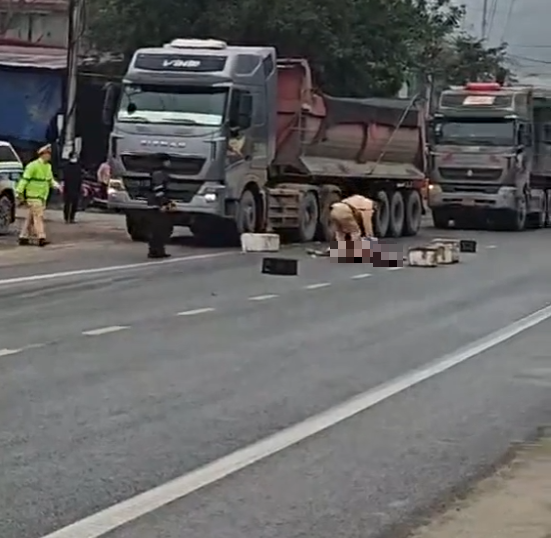 Chợ Đồng Bành, Chi Lăng vừa nãy. Bà chị nằm giữa đường gây cản trở giao thông