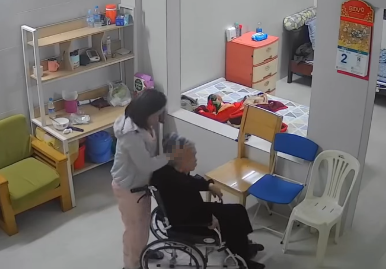Qúa bức xúc ❗️Vid-eo ghi lại cảnh người giúp việc baohanh` bà cụ tại Hà Nội