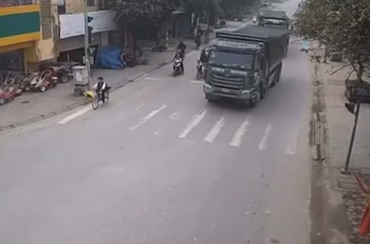 Came-ra ghi lại Gia Bình – Bắc Ninh: TNGT thương t:âm xe tải varcham 1 hs đi xe đạp