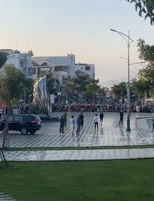 XÓT XA 😭 Người mẹ ng~a q:uỵ bên thjth3 con traj