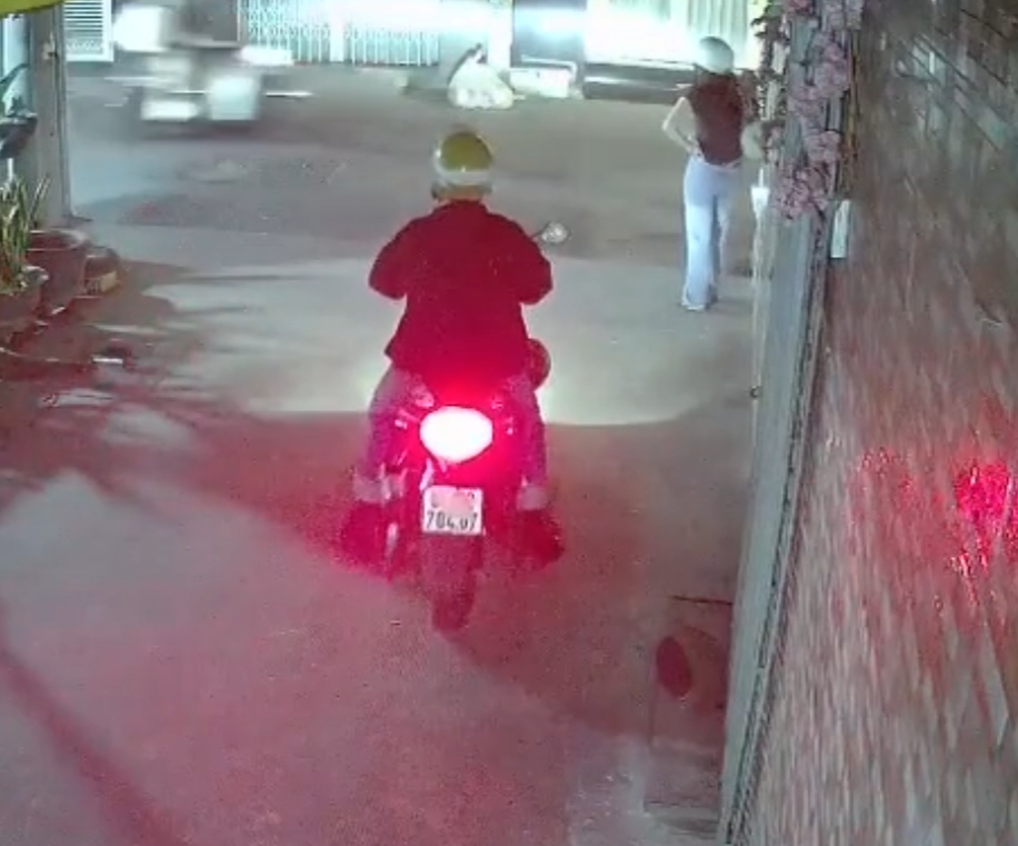 Công an TP. HCM vào cuộc điều tra vụ người đàn ông đưa tay dở trò đồi bại với cô gái 2k3 đang đứng bên đường