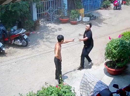 Con với cả cái biết thế lúc trước đeo bao…