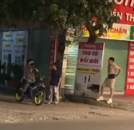 Khi 2 bạn zai trùng n/y không may gặp được nhau