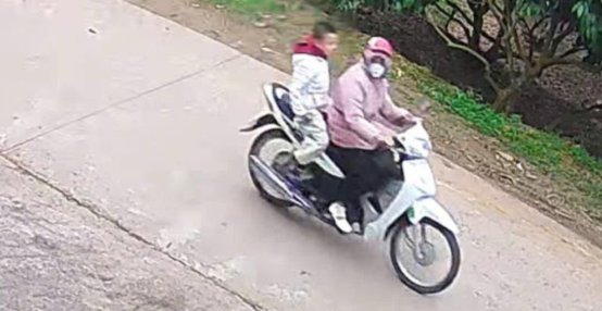 Mỹ An, Lục Ngạn: Hình ảnh 2 mẹ con chở nhau đi trước khi sự việc xảy ra đáng tiếc xảy ra.