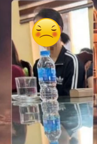 Phúc Yên Phú Thọ Cô giáo bắt 35/40 học sinh trong lớp phải liê’m đâ’t vì ghế của cô bị bẩn…