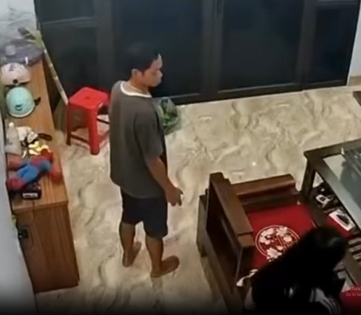 Cảnh này thật quen thuộc Ông bố bất lực đứng nhìn 2 chị em gái 👊 nhau như k:ẻ th::ù. , k the`m can luôn