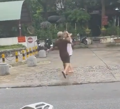 Nghe bảo cô gái đòi tặng quà 8/3! Ai ngờ được tặng ngay trận đòn nhớ đời