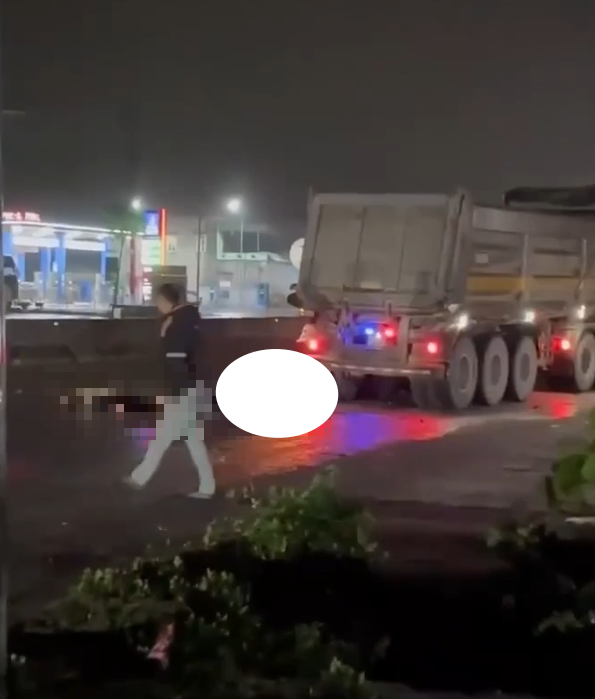 [CAMERA] TNGT Nghi Sơn, Thanh Hoá : người xe máy varcham với xe ben