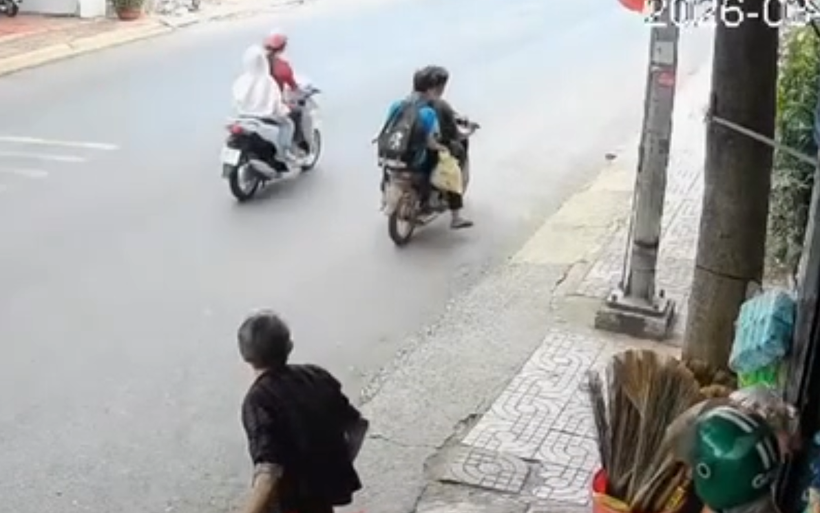 Hình ảnh bà cụ đứng thẫn thờ, bất lực nhìn theo bóng xe khiến nhiều người không khỏi phẫn nộ trước hành vi thiếu ý thức và đạo đức của các em