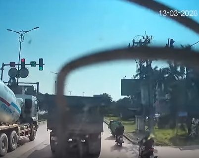 [VIDEO] Cố tình vượt ẩu, nam thanh niên va chạm với xe phía trước rồi ngã nhào vào gầm xe bồn đang đà lao tới.