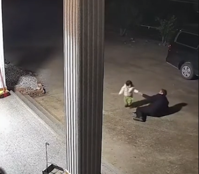 NHÌN THẤY ÔNG BỊ N.G.Ã, EM BÉ 1 TUỔI ĐI CHƯA VỮNG CỐ GẮNG CHẠY RA ĐỠ ÔNG DẬY