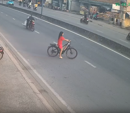 Báo không sang đường thế này thì… thì phải chịu