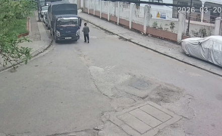 Người đàn ông le’n bôj 💩 lên tay nắm cửa ô tô