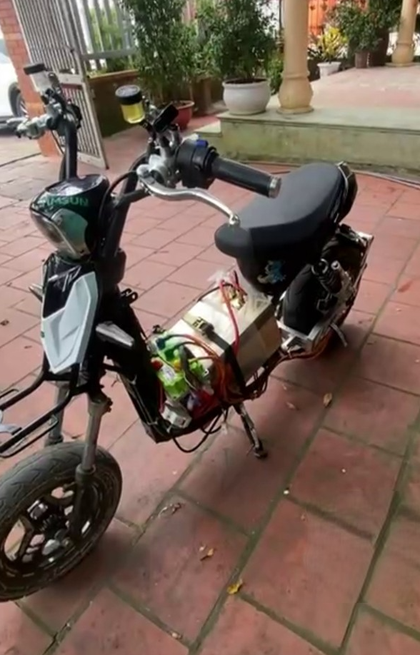 3 cháu h/s đi xe điện đ:ộ varcham với xe ô tô