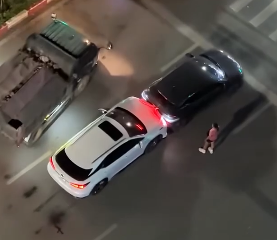 Kjnhhoanq vụ ô tô Lexus t*ng loạt xe ở Trung Kính