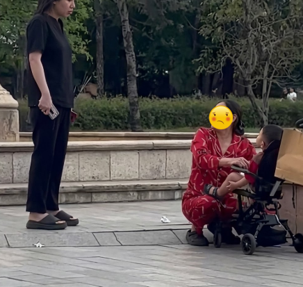 Ngườj phụ nữ tương tác cháu be’ vì ko chịu ăn