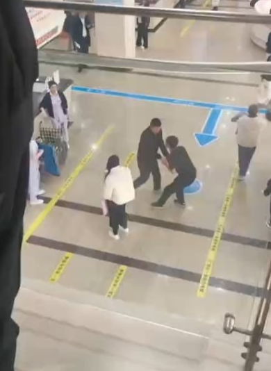 VÁNG ĐẦU THANH NIÊN ĐƯA VK ĐI KHÁM THAJ