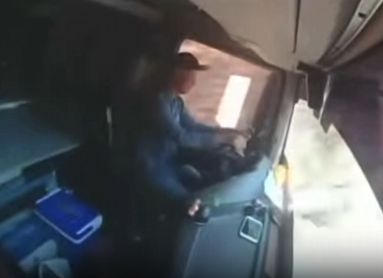 Đắk Lắk: Container lấn làn var xe máy