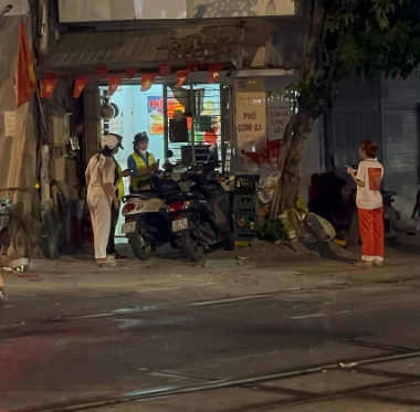 Người phụ nữ 🤜🏻nv đang làm nhiệm vụ