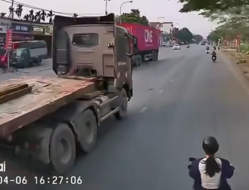 Cô gái đi vào điểm mù xe tải rồi bj ủn đi cả km