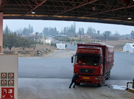 Người đàn ông lấy 🧍 cản container