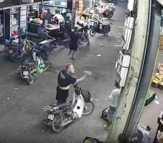 Thanh njên tính n:óng như thời tiết