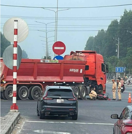 Xe máy varcham với xe ben