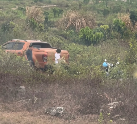 Chắc là đi xem đất thôi